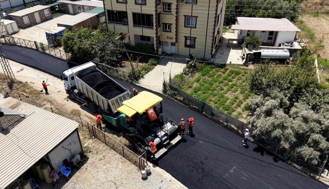 Mersin’de 1,5 kilometrelik yol sıcak asfaltla yenilendi
