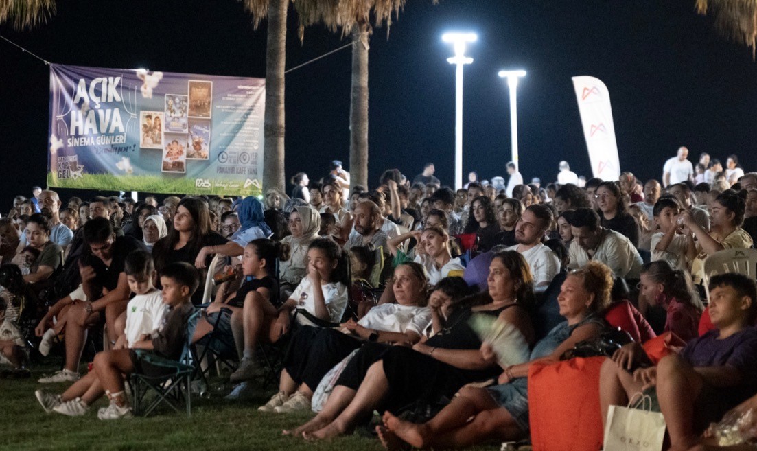 Mersin’de çocuklar yıldızların altında ‘Yukarı Bak’ filmini izledi