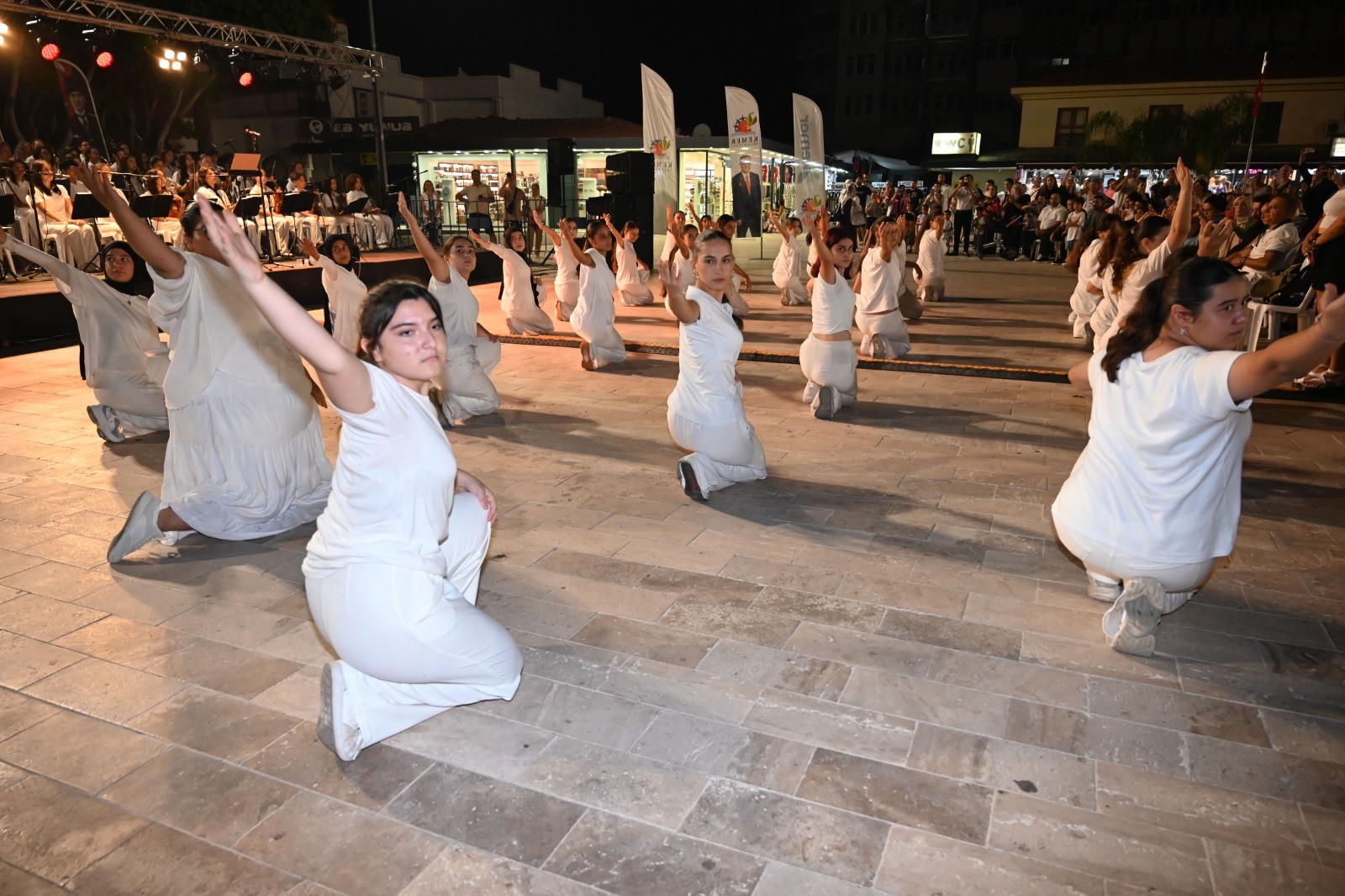 Kemer Belediyesi Cumhuriyet Orkestrası sahne aldı