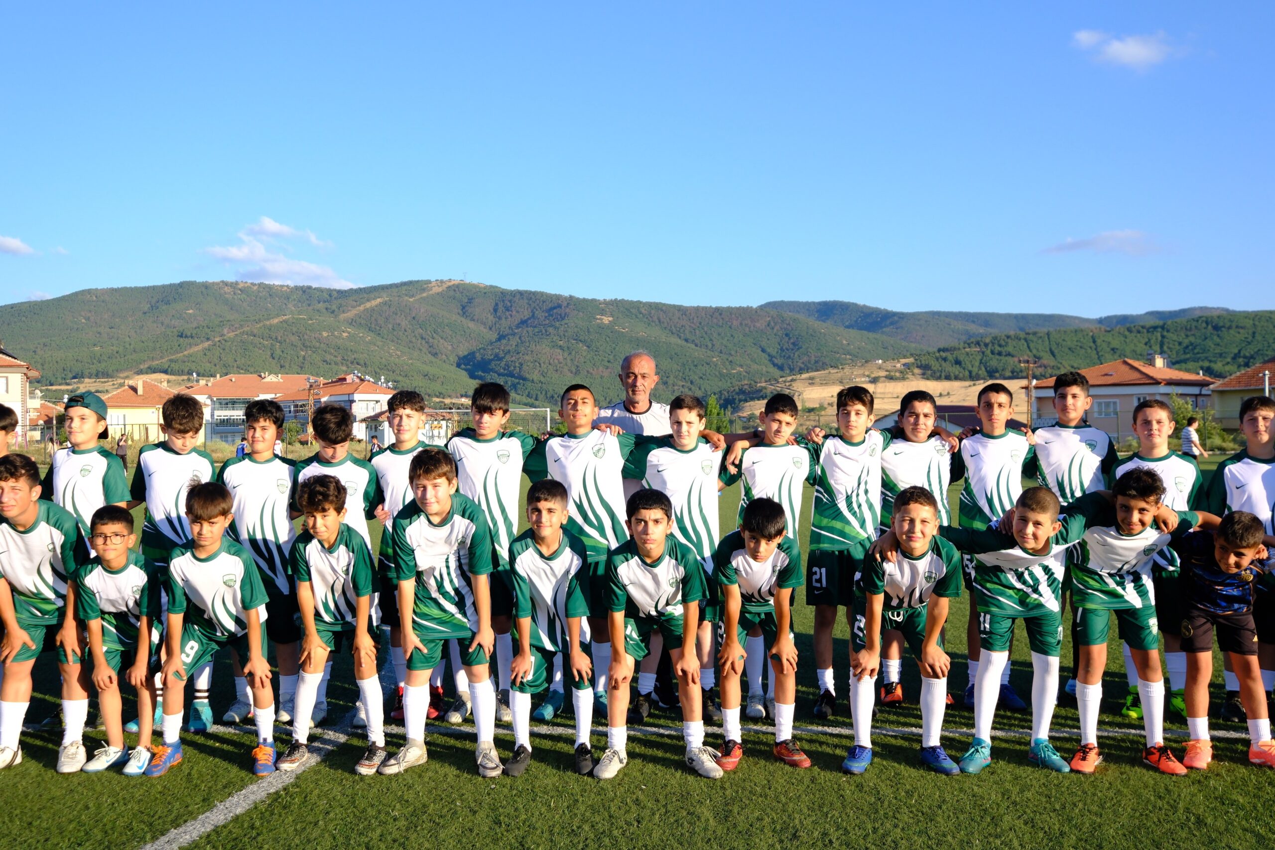 Akdağmadeni’nde Yaz Futbol Okulu’na katılan 60 gence malzeme desteği