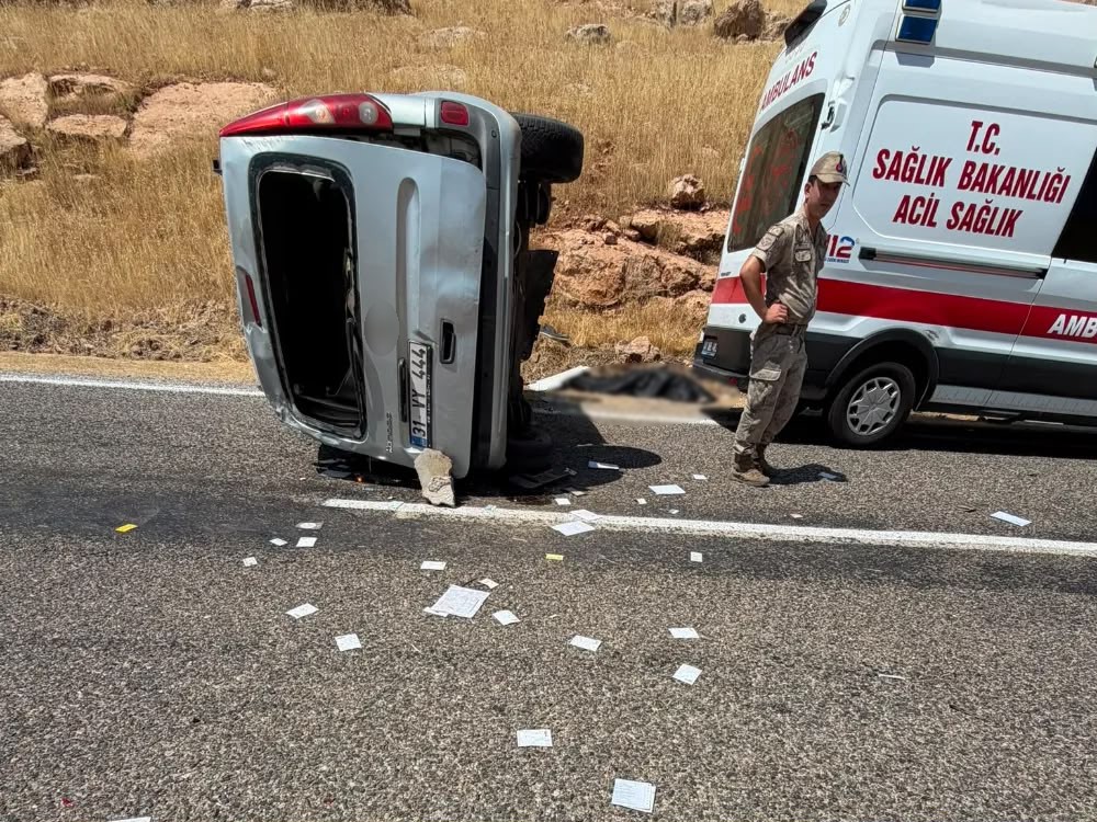 Mardin’de hafif ticari araç takla attı: 1 ölü, 1 yaralı