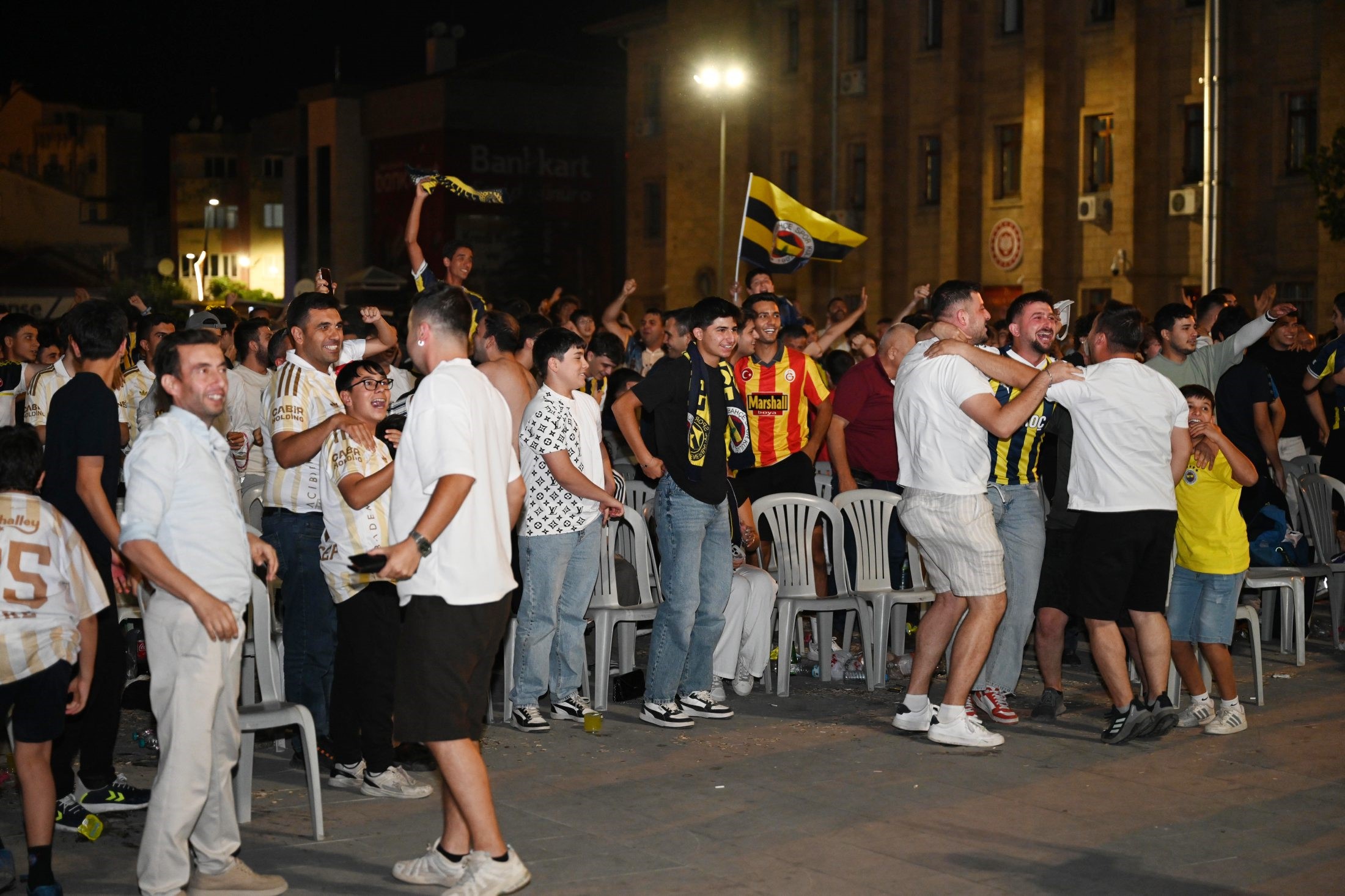 Isparta’da Fenerbahçe’nin Şampiyonlar Ligi Sevinci Meydana Sığmadı