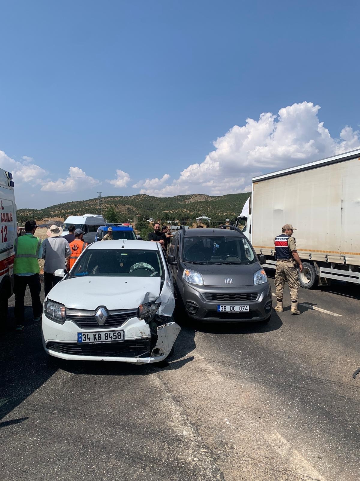 Bingöl İki Araç Çarpıştı: 2 Yaralı