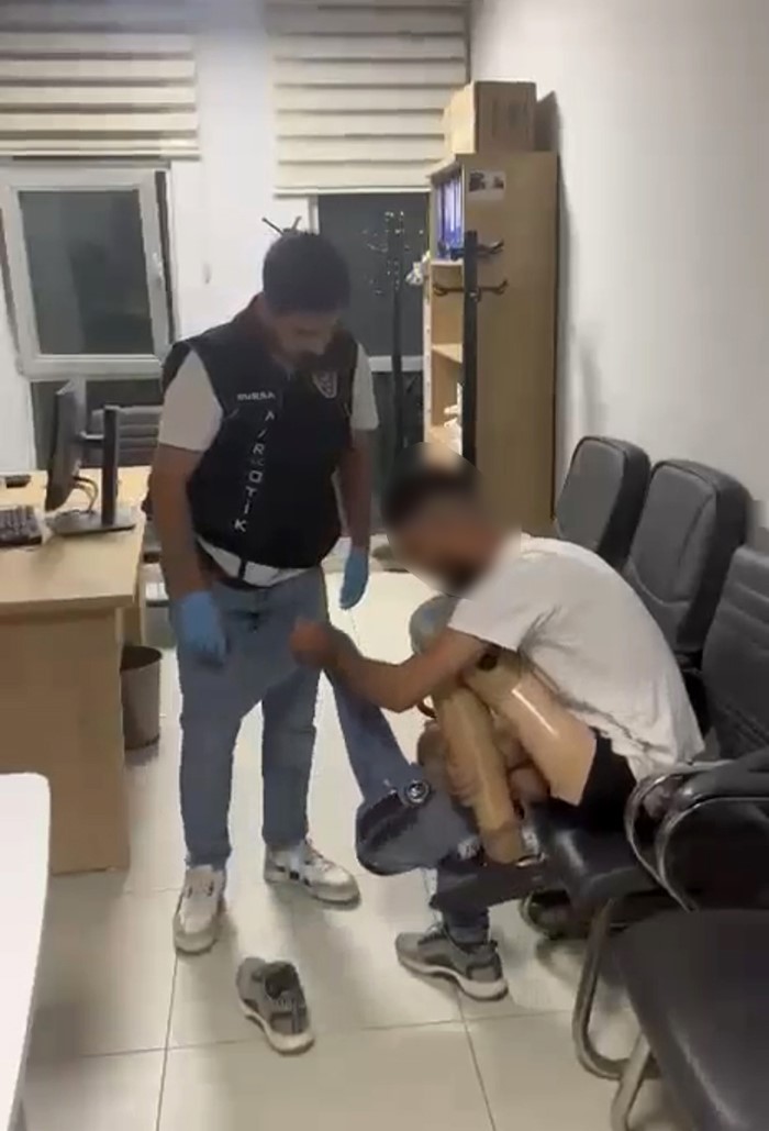 Protez Bacağından Uyuşturucu Çıktı: 830 Gram Metamfetamin Ele Geçirildi