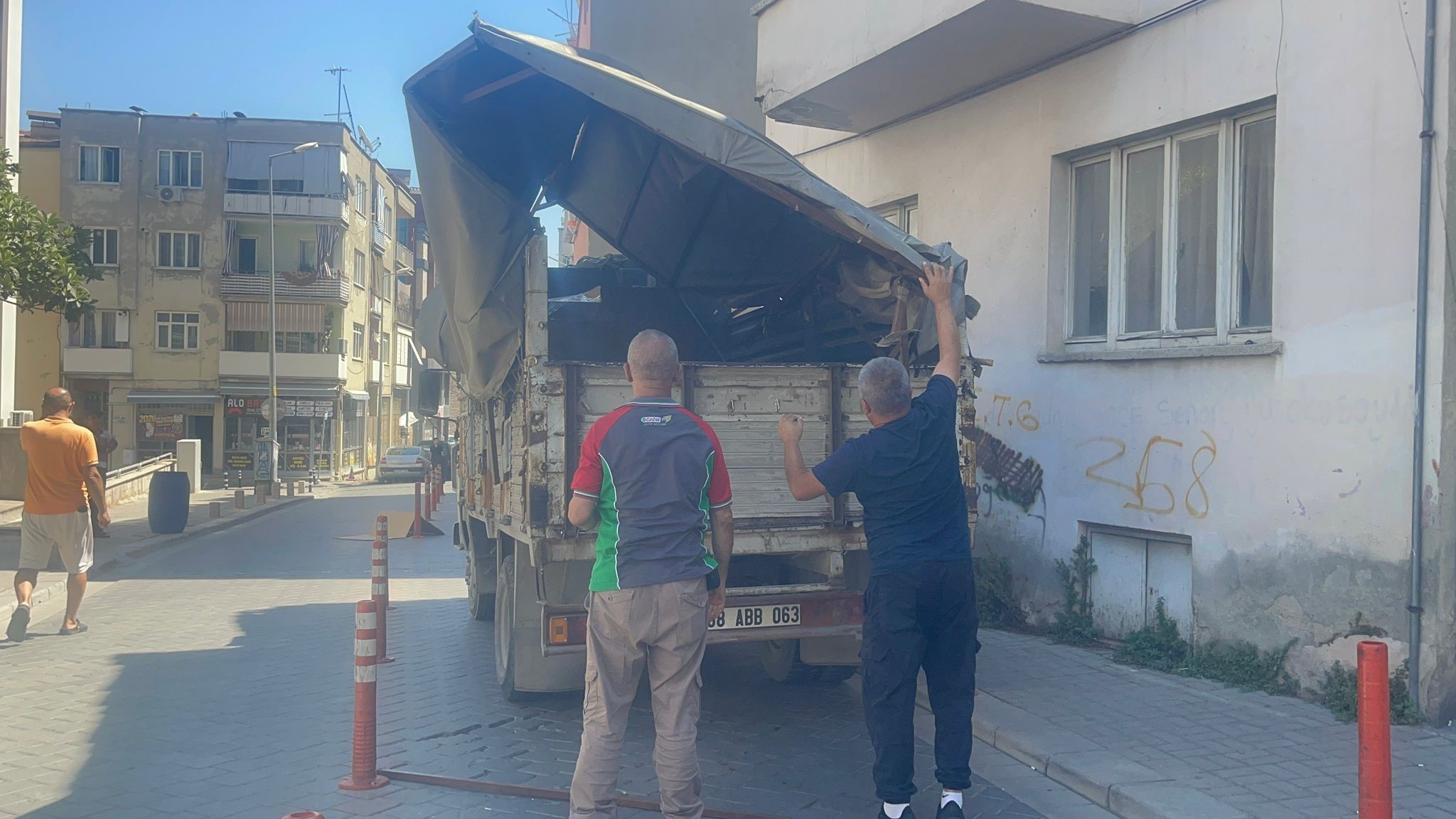 Kamyonetin Kasası Binanın Balkonuna Çarptı