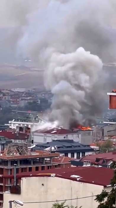 Avcılar’da Bitişik 2 Binada Korkutan Çatı Yangını